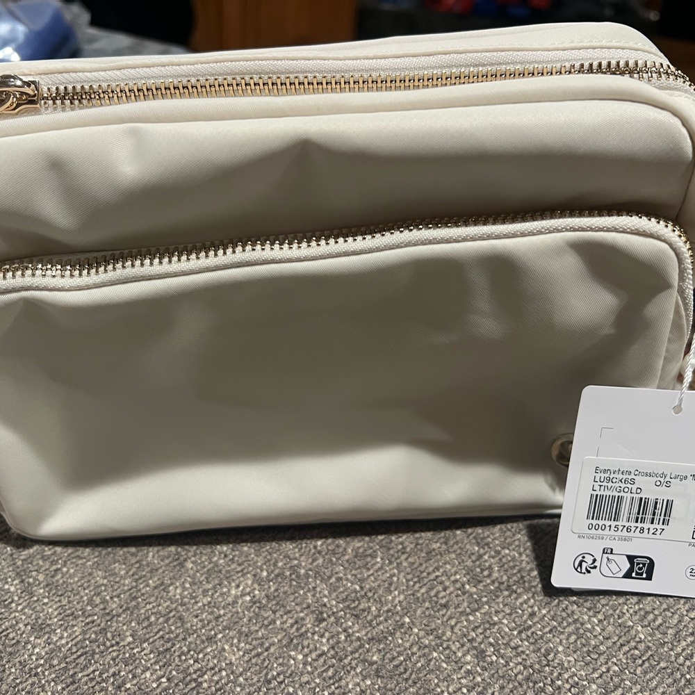 New with tag lululemon everywhere crossbody large metal hardware 3L ivory/ gold - Picture 2 of 5